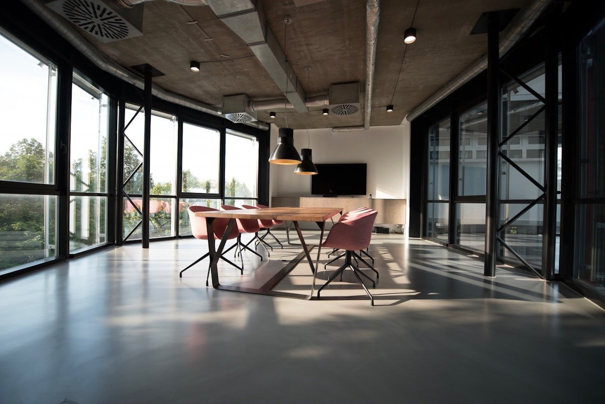 Linear workspace with long structural rhythm